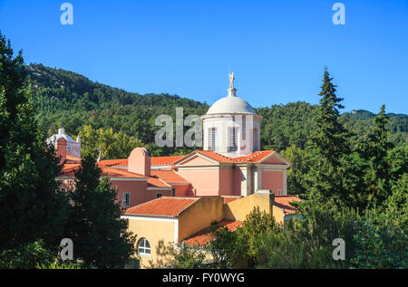 Monastère rose à Penha Longa Resort, Sintra, Portugal sur une journée ensoleillée avec un ciel bleu sans nuages Banque D'Images