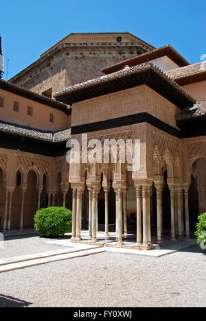 En arcades formant les arcades entourant la Cour des Lions (Patio de los Leones), Palais de l'Alhambra, Grenade, Espagne. Banque D'Images