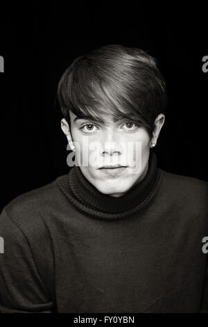 Jeune homme avec visage mince et haute pommettes des épaules et de la tête en noir et blanc Banque D'Images