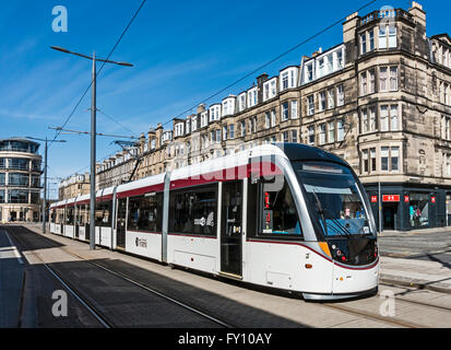 Transport pour le tramway d'Édimbourg quittent la gare de Haymarket arrêter pour York Place à Édimbourg en Écosse Banque D'Images