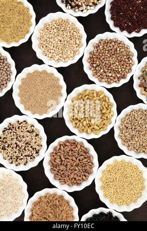 Grains de céréales et de la sélection d'aliments dans la porcelaine crinkle bols. Banque D'Images