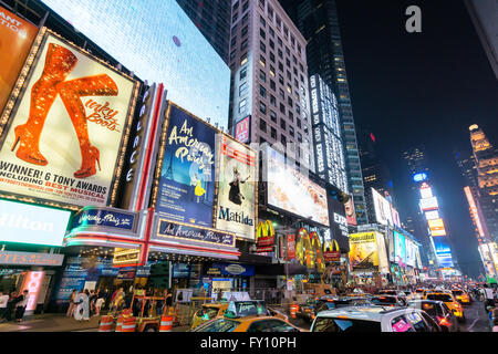 NEW YORK - 12 juin 2015 : Times Square de nuit avec des panneaux lumineux de la meilleur spectacle de Broadway Banque D'Images