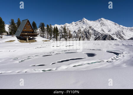 Lac gelé en haute montagne sur les Alpes italiennes, Gressoney, Italie. Banque D'Images