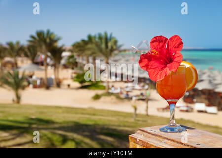 Cocktail tropical hibiscus et contre la mer resort beach Banque D'Images