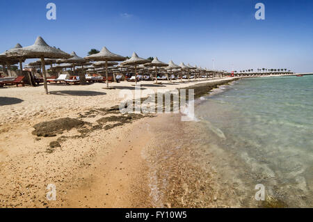 Plage de Marsa Alam avec rangée de parapluie, Egypte Banque D'Images