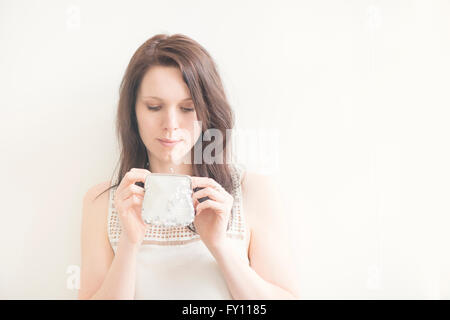 Portrait de femme tenant un portefeuille. Image vie de jeune femme. Concept de la maison des finances, achats et vivant sur un budget. Banque D'Images