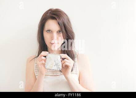 Portrait de femme tenant un portefeuille. Image vie de jeune femme. Concept de la maison des finances, achats et vivant sur un budget. Banque D'Images