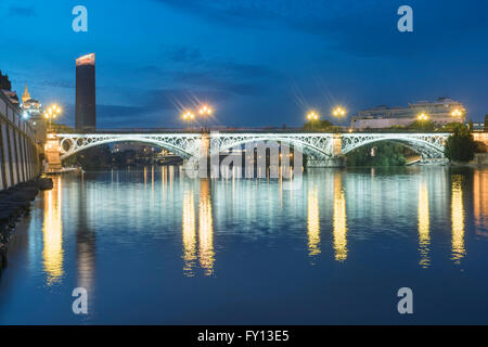 Guadalquivir, Puente de Isabel, pont, crépuscule, Séville, Andalousie, Espagne, Banque D'Images