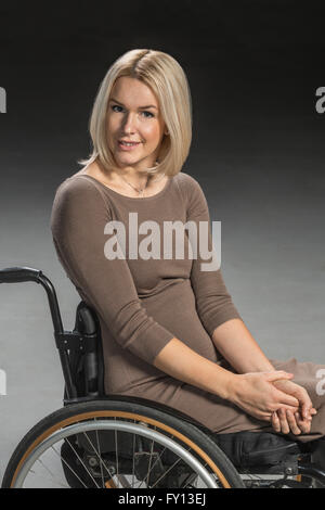 Portrait of smiling woman sitting in wheelchair Banque D'Images