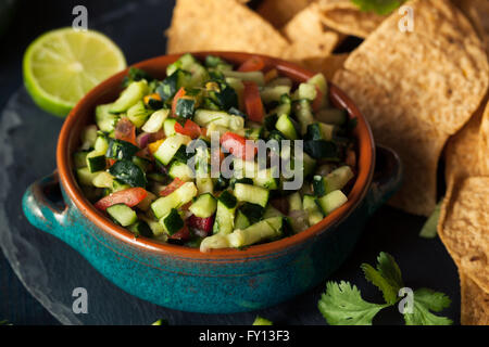 Maison de matières premières le concombre salsa pico de gallo avec plaquettes Banque D'Images