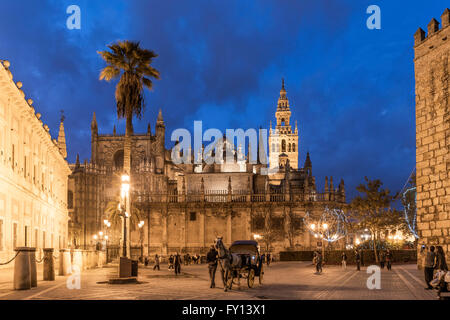 Cathédrale de Séville, la plus grande cathédrale gothique au monde, la Giralda, la tour de l'horloge, le chariot, Séville, Andalousie, Espagne, Banque D'Images