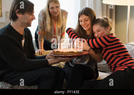 Famille heureuse fêter un anniversaire à la maison Banque D'Images