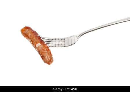 Saucisse Chipolata sur une fourchette isolés contre white Banque D'Images