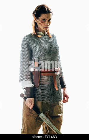 Blessé woman wearing chain mail tenant un sabre contre fond blanc Banque D'Images