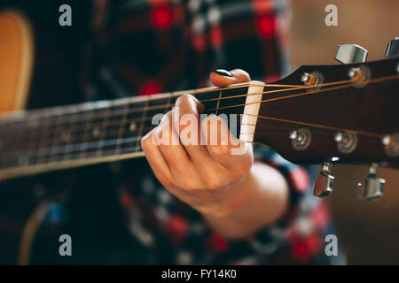 Portrait de jeune femme à la guitare qu'à la maison Banque D'Images