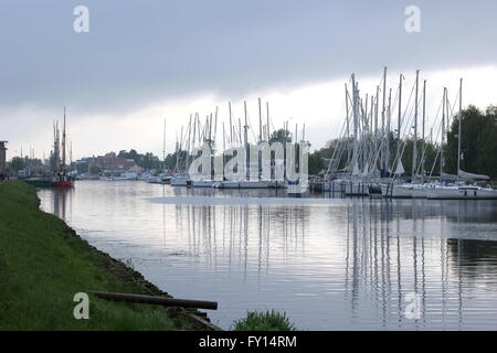 Les bateaux à voile à Greifswald, Mecklenburg-Vorpommern, Allemagne. Banque D'Images