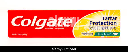 Winneconne, WI 18 Sept 2015 : Paquet de dentifrice Colgate protection alors que c'est le tartre qu'il blanchisse. Banque D'Images