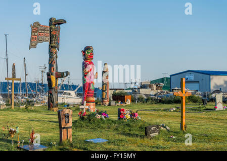 La Première Nation de Wei Wai Kum mâts commémoratifs, cimetière de la bande indienne de Campbell River, Campbell River, Colombie-Britannique, Canada Banque D'Images