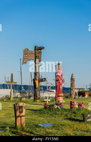 La Première Nation de Wei Wai Kum mâts commémoratifs, cimetière de la bande indienne de Campbell River, Campbell River, Colombie-Britannique, Canada Banque D'Images