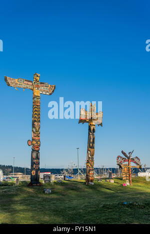 La Première Nation de Wei Wai Kum mâts commémoratifs, cimetière de la bande indienne de Campbell River, Campbell River, Colombie-Britannique, Canada Banque D'Images