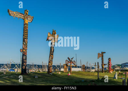 La Première Nation de Wei Wai Kum mâts commémoratifs, cimetière de la bande indienne de Campbell River, Campbell River, Colombie-Britannique, Canada Banque D'Images