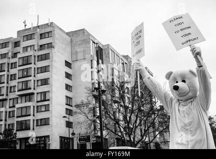 Manifestant habillé comme un ours polaire d'appuyer la campagne contre le changement climatique. tourné durant le climat mars à Londres. Banque D'Images