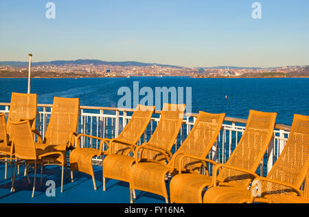 Chaises en osier sur le ferry. Sur l'arrière-plan est un océan d'Oslo Banque D'Images