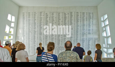 Les visiteurs de l'USS Arizona Memorial à Pearl Harbor hommage aux 1177 hommes à bord qui ont été perdus dans l'attaque. Banque D'Images