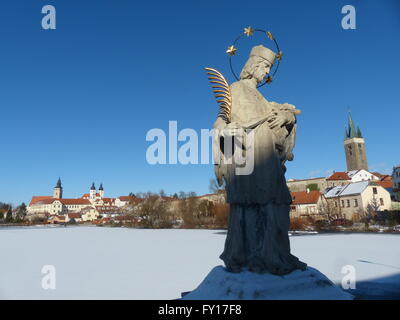 Statue de Saint Jan Nepomucky lac couvert de neige Banque D'Images