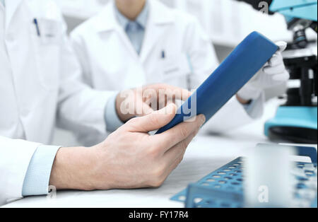 Close up de scientifiques les mains avec tablet pc in lab Banque D'Images