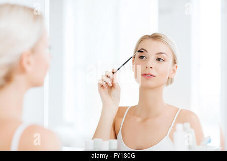 Woman brushing eyebrow avec brosse à bains Banque D'Images