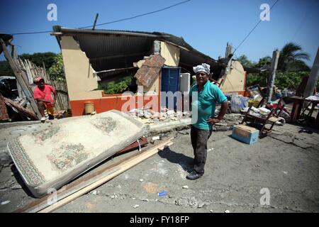 Manabi, Équateur. Apr 19, 2016. Un homme se tient debout devant sa maison endommagée dans le quartier de Maria Auxiliadora de Caraquez Bay, province de Manabi, Équateur, le 19 avril 2016. Le bilan des victimes du terrible séisme qui a secoué l'Equateur le samedi a grimpé à 480, Vice-Ministre de l'intérieur Diego Fuentes dit. © Santiago Armas/Xinhua/Alamy Live News Banque D'Images