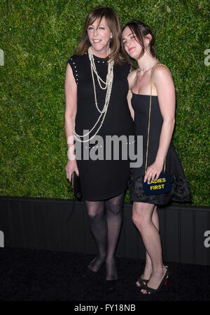 New York, USA. 18 avril, 2016. Co-fondateur du Festival du film de Tribeca Jane Rosenthal et Juliana Hatkoff assister à la 11e édition du Festival du film de Tribeca Chanel Artistes Dîner à Balthazar Crédit : Ovidiu Hrubaru/Alamy Live News Banque D'Images