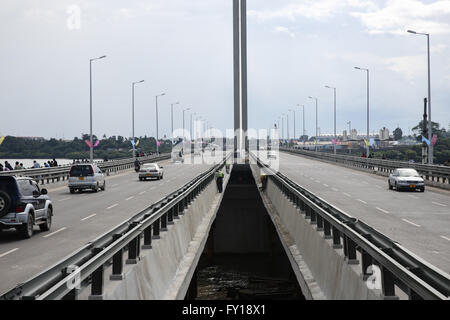 (160419) -- DAR ES SALAAM, le 19 avril 2016 (Xinhua) -- Photo prise le 18 avril 2016 montre les véhicules qui circulent sur le pont Kigamboni Dar es Salaam, Tanzanie. La Tanzanie de neuf 135-millions-US-dollar pont reliant Kigamboni et Kurasini dans l'est la capitale commerciale de la nation de l'Afrique Dar es Salaam, a laissé une marque indélébile d'ingénieurs locaux. Le projet entrepris par China Railway Construction Engineering Group (CRCEG) dans une joint-venture avec la grand pont de chemin de fer (Groupe CRMBG) a été officiellement inaugurée par le président John Magufuli mardi. Les 32 mètres de large pont a six voies, trois en Banque D'Images