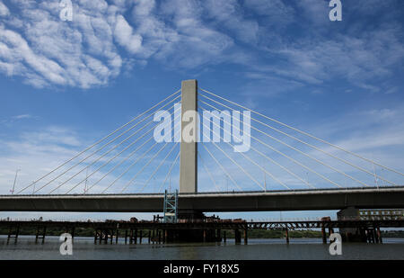 (160419) -- DAR ES SALAAM, le 19 avril 2016 (Xinhua) -- une partie de l'Kigamboni Pont est vu à Dar es Salaam, Tanzanie, le 19 avril 2016. La Tanzanie de neuf 135-millions-US-dollar pont reliant Kigamboni et Kurasini dans l'est la capitale commerciale de la nation de l'Afrique Dar es Salaam, a laissé une marque indélébile d'ingénieurs locaux. Le projet entrepris par China Railway Construction Engineering Group (CRCEG) dans une joint-venture avec la grand pont de chemin de fer (Groupe CRMBG) a été officiellement inaugurée par le président John Magufuli mardi. Les 32 mètres de large pont a six voies, trois dans chaque directio Banque D'Images