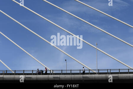 (160419) -- DAR ES SALAAM, le 19 avril 2016 (Xinhua) -- Les piétons marchent sur Kigamboni Bridge à Dar es Salaam, Tanzanie, le 19 avril 2016. La Tanzanie de neuf 135-millions-US-dollar pont reliant Kigamboni et Kurasini dans l'est la capitale commerciale de la nation de l'Afrique Dar es Salaam, a laissé une marque indélébile d'ingénieurs locaux. Le projet entrepris par China Railway Construction Engineering Group (CRCEG) dans une joint-venture avec la grand pont de chemin de fer (Groupe CRMBG) a été officiellement inaugurée par le président John Magufuli mardi. Les 32 mètres de large pont a six voies, trois dans chaque direction, Banque D'Images