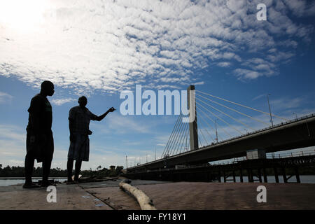 (160419) -- DAR ES SALAAM, le 19 avril 2016 (Xinhua) -- Deux bateliers pont à Skhirat plage Dar es Salaam, Tanzanie, le 19 avril 2016. La Tanzanie de neuf 135-millions-US-dollar pont reliant Kigamboni et Kurasini dans l'est la capitale commerciale de la nation de l'Afrique Dar es Salaam, a laissé une marque indélébile d'ingénieurs locaux. Le projet entrepris par China Railway Construction Engineering Group (CRCEG) dans une joint-venture avec la grand pont de chemin de fer (Groupe CRMBG) a été officiellement inaugurée par le président John Magufuli mardi. Les 32 mètres de large pont a six voies, trois dans chaque direction, un Banque D'Images