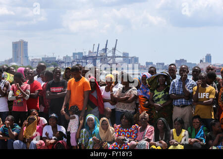 (160419) -- DAR ES SALAAM, le 19 avril 2016 (Xinhua) -- les gens se rassemblent pour assister à l'inauguration du pont de Kigamboni à Dar es Salaam, Tanzanie, le 19 avril 2016. La Tanzanie de neuf 135-millions-US-dollar pont reliant Kigamboni et Kurasini dans l'est la capitale commerciale de la nation de l'Afrique Dar es Salaam, a laissé une marque indélébile d'ingénieurs locaux. Le projet entrepris par China Railway Construction Engineering Group (CRCEG) dans une joint-venture avec la grand pont de chemin de fer (Groupe CRMBG) a été officiellement inaugurée par le président John Magufuli mardi. Les 32 mètres de large pont a six l Banque D'Images