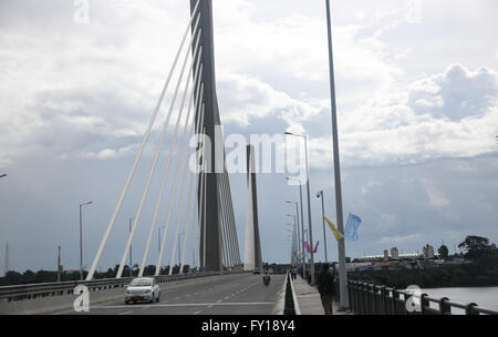 (160419) -- DAR ES SALAAM, le 19 avril 2016 (Xinhua) -- Photo prise le 18 avril 2016 montre les véhicules qui circulent sur le pont Kigamboni Dar es Salaam, Tanzanie. La Tanzanie de neuf 135-millions-US-dollar pont reliant Kigamboni et Kurasini dans l'est la capitale commerciale de la nation de l'Afrique Dar es Salaam, a laissé une marque indélébile d'ingénieurs locaux. Le projet entrepris par China Railway Construction Engineering Group (CRCEG) dans une joint-venture avec la grand pont de chemin de fer (Groupe CRMBG) a été officiellement inaugurée par le président John Magufuli mardi. Les 32 mètres de large pont a six voies, trois en Banque D'Images