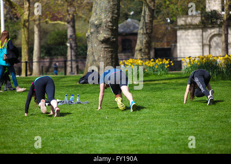 St James Park, Londres, 19 avril 2016. Météo France : Les personnes exerçant à St James Park, Londres : Crédit Dinendra Haria/Alamy Live News Banque D'Images