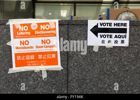 New York, USA. Apr 19, 2016. Signes que lire "non pas de l'électoralisme vagabondage' et 'VOTE ICI' sont vus en dehors d'un bureau de scrutin à Manhattan, New York, États-Unis, le 19 avril 2016. New York's primaires présidentielles ont démarré le mardi. © Muzi Li/Xinhua/Alamy Live News Banque D'Images