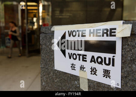 New York, USA. Apr 19, 2016. Une direction est perçu à l'extérieur d'un bureau de vote à Manhattan, New York, États-Unis, le 19 avril 2016. New York's primaires présidentielles ont démarré le mardi. © Muzi Li/Xinhua/Alamy Live News Banque D'Images