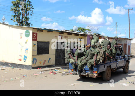 (160419) -- LUSAKA, 19 avril 2016 (Xinhua) -- La police montent la garde à Matero township à Lusaka, capitale de la Zambie, le 18 avril 2016. Attaques contre des boutiques étrangères à Lusaka, la capitale zambienne se sont étendues à d'autres parties de la ville avec plus de commerces attaqués. L'attaque a commencé le matin dans deux bidonvilles tentaculaires sur composés des rumeurs que les étrangers étaient à l'origine d'une série de meurtres rituels présumés qui ont eu lieu au cours des dernières semaines. Jusqu'à présent, plus de 250 personnes ont été arrêtées en relation avec le pillage de magasins appartenant à des ressortissants rwandais alors que le nombre de boutiques s'élève à 65 pillés, acc Banque D'Images