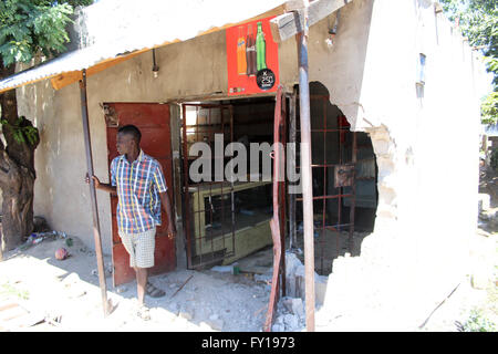 (160419) -- LUSAKA, 19 avril 2016 (Xinhua) -- Une boutique est détruite après avoir été pillés dans Bauleni township à Lusaka, capitale de la Zambie, le 19 avril 2016. Attaques contre des boutiques étrangères à Lusaka, la capitale zambienne se sont étendues à d'autres parties de la ville avec plus de commerces attaqués. L'attaque a commencé le matin dans deux bidonvilles tentaculaires sur composés des rumeurs que les étrangers étaient à l'origine d'une série de meurtres rituels présumés qui ont eu lieu au cours des dernières semaines. Jusqu'à présent, plus de 250 personnes ont été arrêtées en relation avec le pillage de magasins appartenant à des ressortissants rwandais alors que le nombre d'pillé sh Banque D'Images