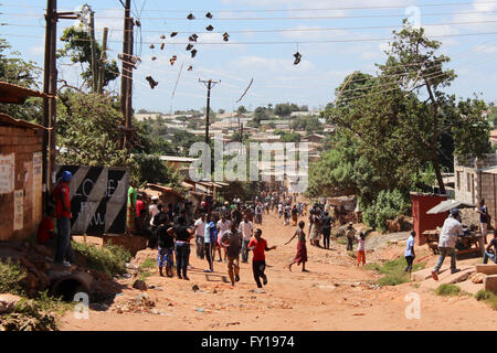 (160419) -- LUSAKA, 19 avril 2016 (Xinhua) -- Les résidants de piller un magasin à Bauleni township à Lusaka, capitale de la Zambie, le 19 avril 2016. Attaques contre des boutiques étrangères à Lusaka, la capitale zambienne se sont étendues à d'autres parties de la ville avec plus de commerces attaqués. L'attaque a commencé le matin dans deux bidonvilles tentaculaires sur composés des rumeurs que les étrangers étaient à l'origine d'une série de meurtres rituels présumés qui ont eu lieu au cours des dernières semaines. Jusqu'à présent, plus de 250 personnes ont été arrêtées en relation avec le pillage de magasins appartenant à des ressortissants rwandais alors que le nombre de magasins pillés, s'élève à 65 Banque D'Images