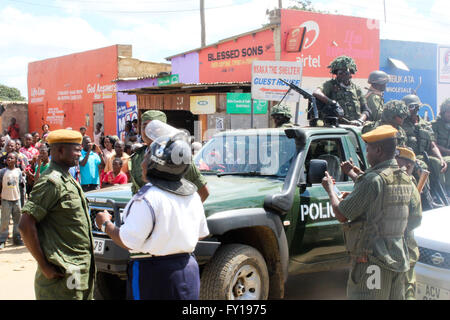 (160419) -- LUSAKA, 19 avril 2016 (Xinhua) -- La police montent la garde dans le canton de Zingalume à Lusaka, capitale de la Zambie, le 18 avril 2016. Attaques contre des boutiques étrangères à Lusaka, la capitale zambienne se sont étendues à d'autres parties de la ville avec plus de commerces attaqués. L'attaque a commencé le matin dans deux bidonvilles tentaculaires sur composés des rumeurs que les étrangers étaient à l'origine d'une série de meurtres rituels présumés qui ont eu lieu au cours des dernières semaines. Jusqu'à présent, plus de 250 personnes ont été arrêtées en relation avec le pillage de magasins appartenant à des ressortissants rwandais alors que le nombre de magasins pillés, s'élève à 65 Banque D'Images