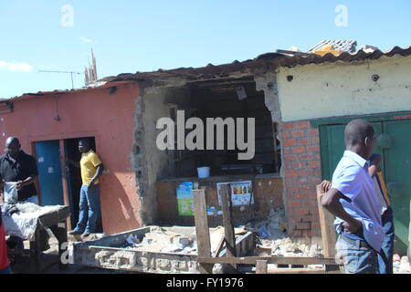 (160419) -- LUSAKA, 19 avril 2016 (Xinhua) -- Une boutique est détruite après avoir été pillés dans le canton de Chawama à Lusaka, capitale de la Zambie, le 19 avril 2016. Attaques contre des boutiques étrangères à Lusaka, la capitale zambienne se sont étendues à d'autres parties de la ville avec plus de commerces attaqués. L'attaque a commencé le matin dans deux bidonvilles tentaculaires sur composés des rumeurs que les étrangers étaient à l'origine d'une série de meurtres rituels présumés qui ont eu lieu au cours des dernières semaines. Jusqu'à présent, plus de 250 personnes ont été arrêtées en relation avec le pillage de magasins appartenant à des ressortissants rwandais alors que le nombre d'pillé sh Banque D'Images