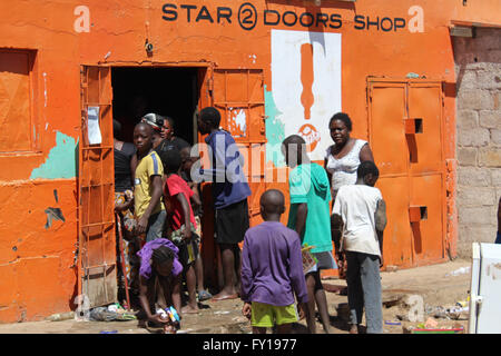 (160419) -- LUSAKA, 19 avril 2016 (Xinhua) -- Les résidants de piller un magasin à Bauleni township à Lusaka, capitale de la Zambie, le 19 avril 2016. Attaques contre des boutiques étrangères à Lusaka, la capitale zambienne se sont étendues à d'autres parties de la ville avec plus de commerces attaqués. L'attaque a commencé le matin dans deux bidonvilles tentaculaires sur composés des rumeurs que les étrangers étaient à l'origine d'une série de meurtres rituels présumés qui ont eu lieu au cours des dernières semaines. Jusqu'à présent, plus de 250 personnes ont été arrêtées en relation avec le pillage de magasins appartenant à des ressortissants rwandais alors que le nombre de magasins pillés, s'élève à 65 Banque D'Images