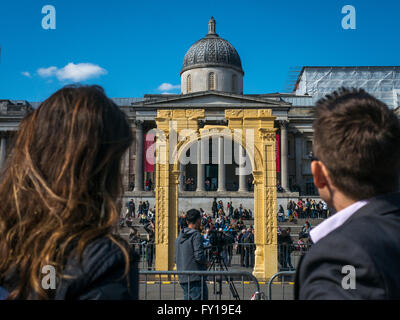 Une réplique de la Palmyre 'Arc de Triomphe' réalisé en Italie depuis les Égyptiens en et est 6 mètres est dévoilé à Trafalgar Square Banque D'Images