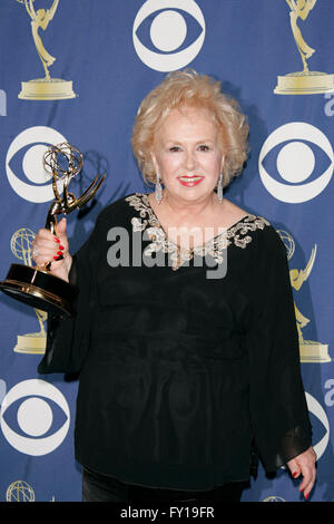 DORIS ROBERTS (né Doris peut vert ; 4 Novembre 1925 - Le 17 avril, 2016) était une actrice américaine. Elle a reçu cinq prix Emmy et un Screen Actors Guild Award au cours de sa carrière, qui a débuté en 1951. Elle était peut-être mieux connu pour son rôle sur le 1996-2005 "sitcom tout le monde aime Raymond". Sur la photo : Sep 18, 2005 - Los Angeles, Californie, États-Unis - DORIS ROBERTS dans les coulisses du 57e Congrès annuel Primetime Emmy Awards. © Lisa O'Connor/ZUMA/Alamy Fil Live News Banque D'Images